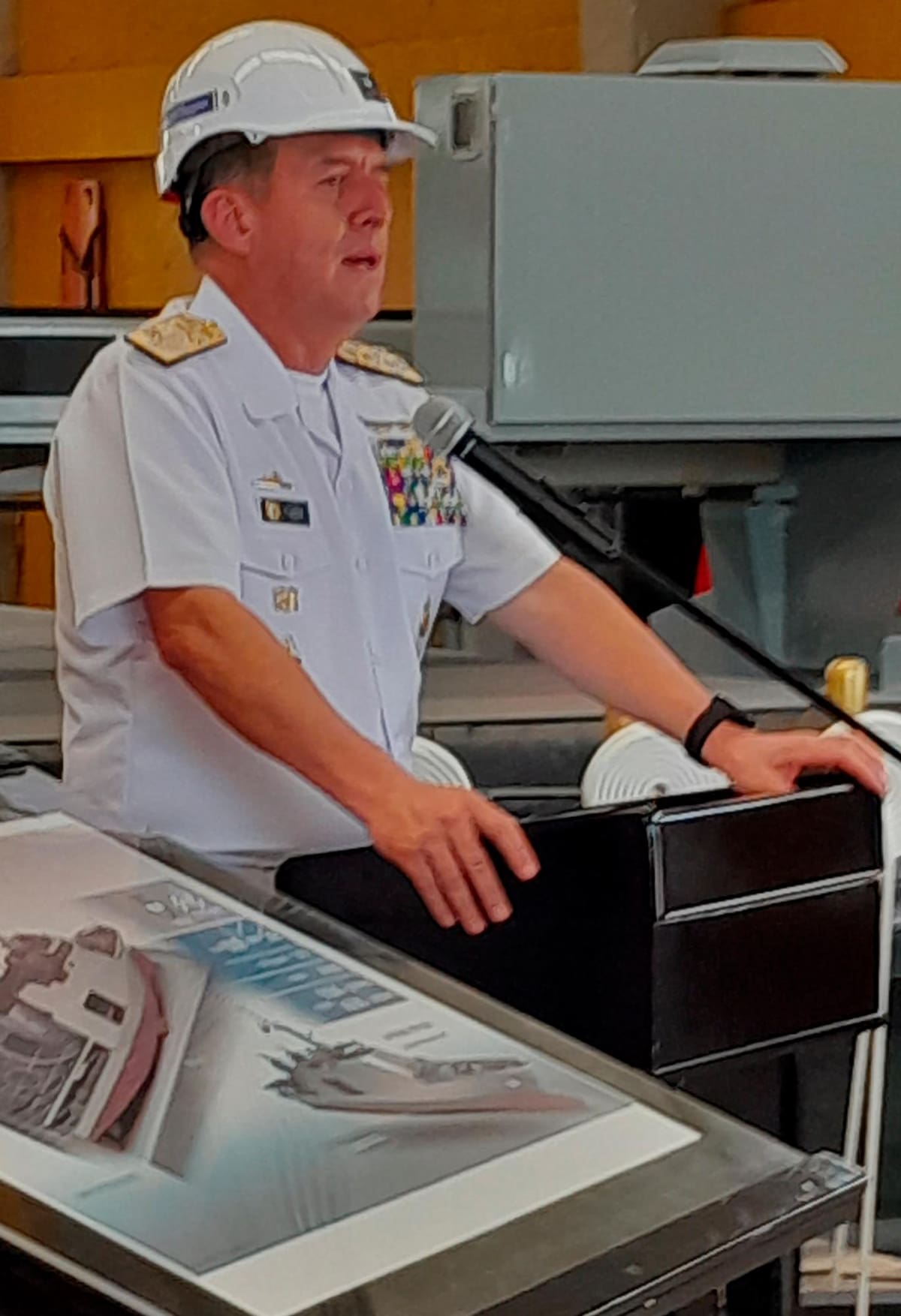 El comandante de la Armada, almirante Francisco Hernando Cubides Granados, interviene en la ceremonia. // HFA-EU.