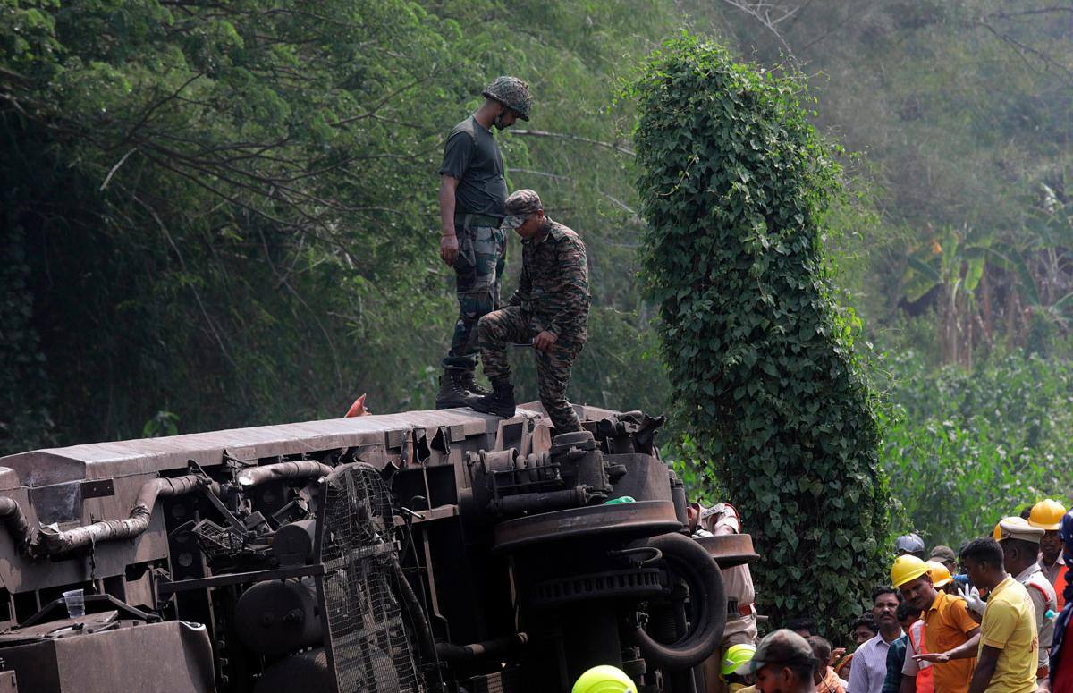 Las labores de rescate siguen tras un día del accidente.//Efe