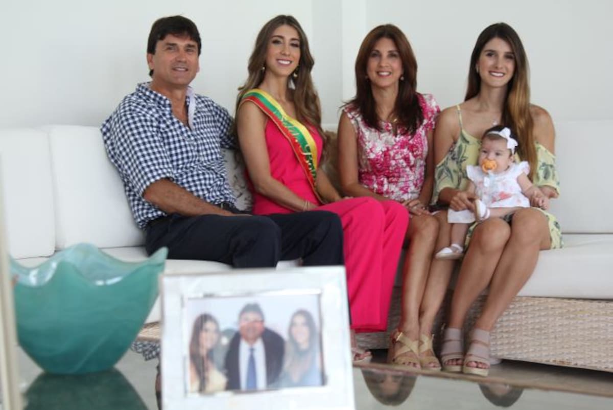 La reina acompañada de su papá Luis Barbosa, su madre Mónica Tejada, Cristina Barbosa su hermana y su sobrina Cristina María. KAILLINE GIRALDO