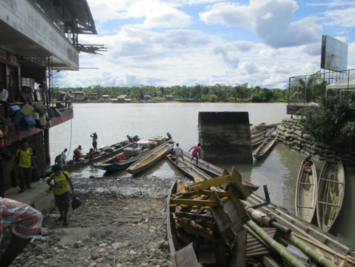 Botes esperando pasajeros a orillas del río Atrato. FOTO: RUBÉN DARÍO ÁLVAREZ