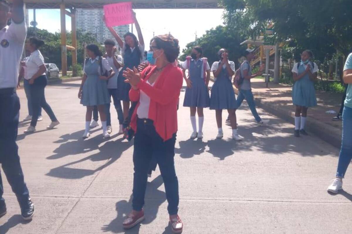 “Merecemos educación de calidad”: estudiantes bloquean frente al Inem