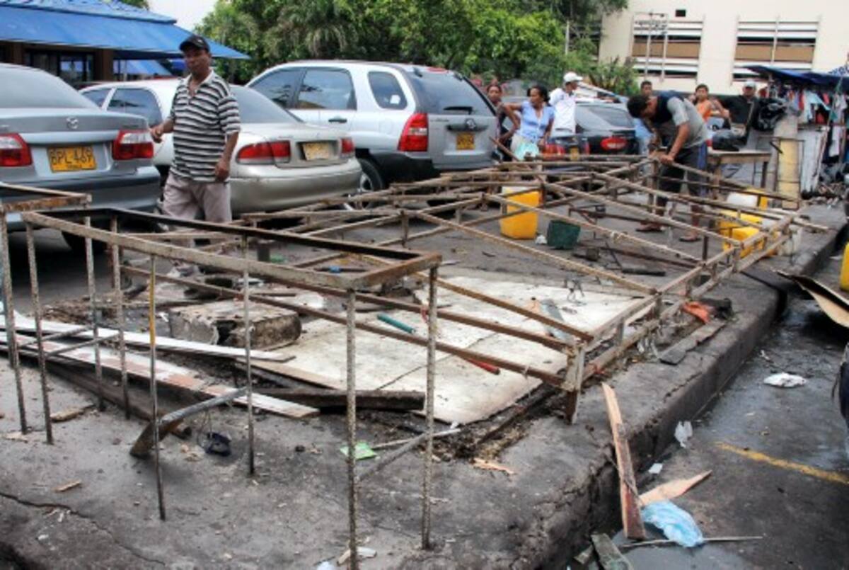 La Gerencia de Espacio Público prevé dejar despejadas en su totalidad las plazoletas Olímpica y Telecom a fines de junio. Fueron desmotados ayer 51 puestos de ventas in-formales. ZENIA VALDELAMAR – EL UNIVERSAL