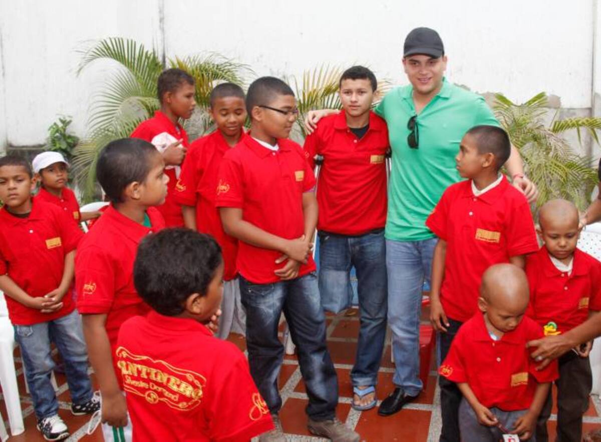 Aparte de las ayudas, Dangond les regaló a los niños camisetas rojas que los identifican como silvestristas de corazón. Kailline Giraldo/El Universal/