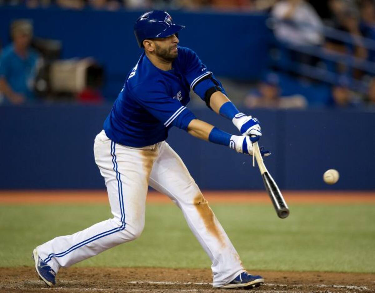 El dominicano José Bautista bateó dos jonrones y un sencllo para la victoria de los Azulejos 4x3 sobre los Rays. AP Frank Gunn