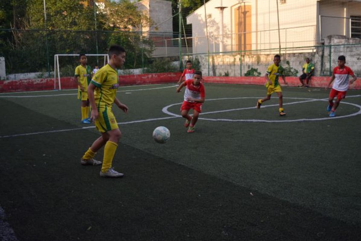 Indepediente Cartagena (de amarillo y verde) y la Escuela de Formación del Caribe jugaron un amistoso.