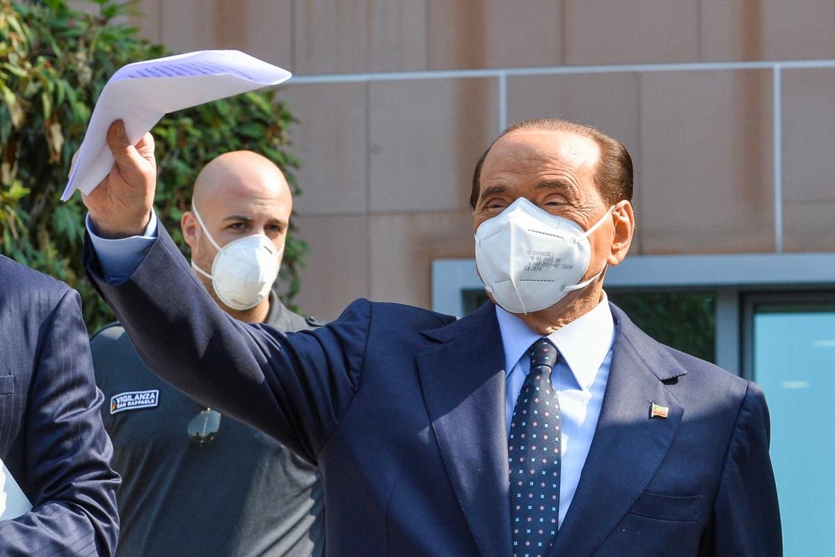Berlusconi sigue positivo a coronavirus un mes después de su contagio