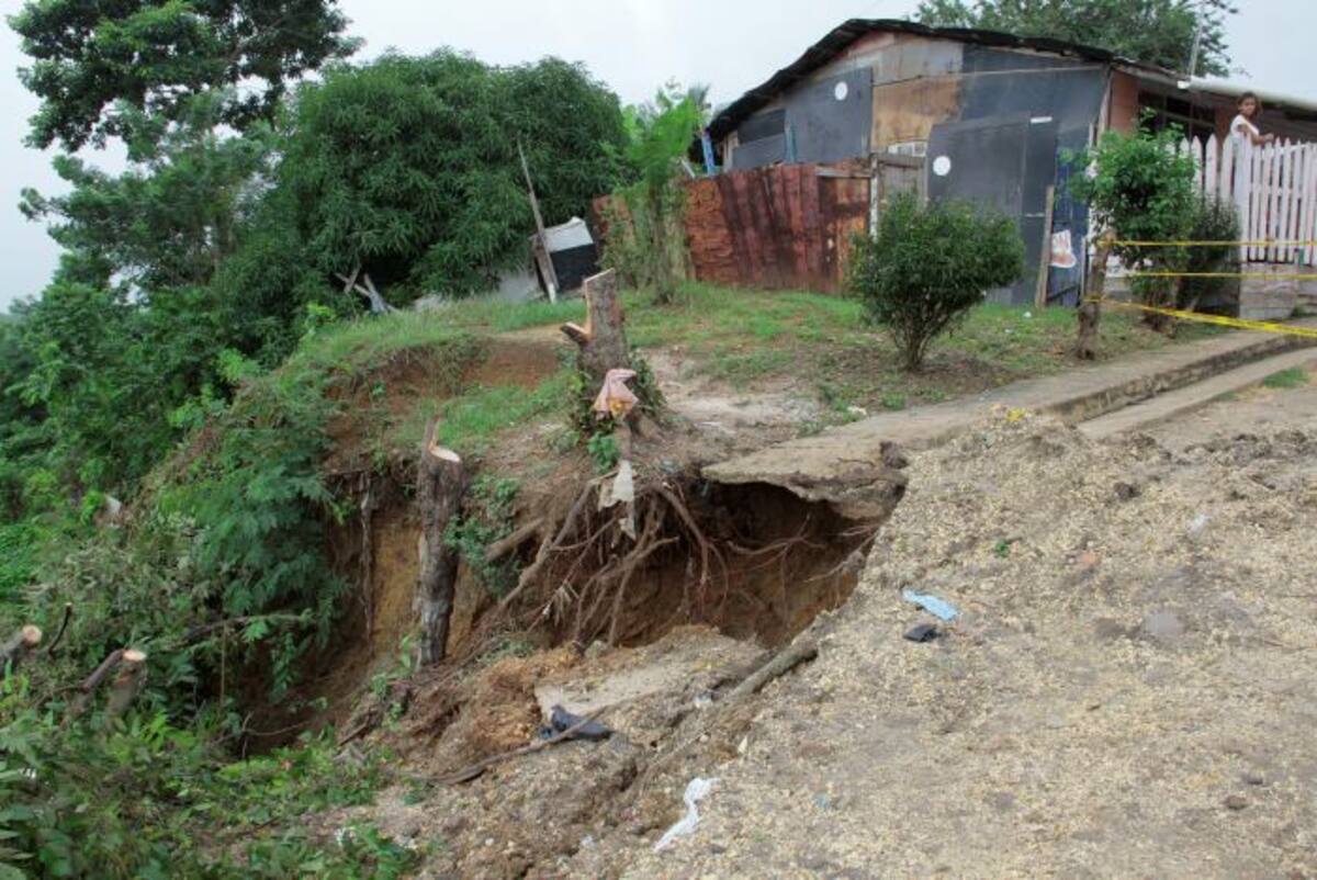 Los residentes del sector sostienen que necesitan un muro de contención para evitar la desgracia. LUIS HERRÁN