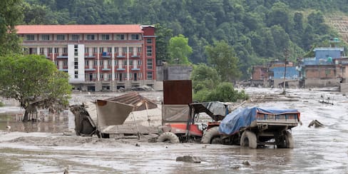 China eleva a 558 los desaparecidos tras potente riada en Nepal