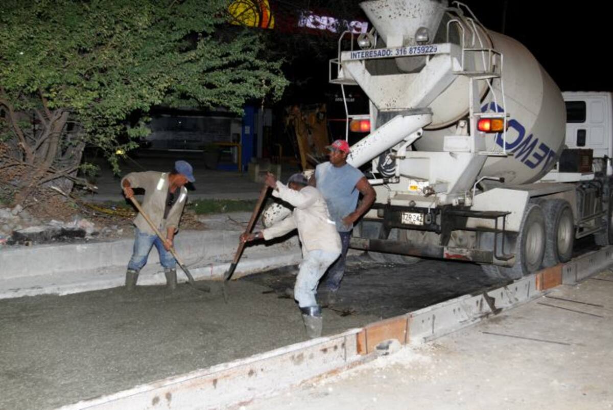 Los trabajos se adelantan en la noche, con el fin de evitar traumatismos para peatones y vehículos en horas de la mañana. Julio Castaño- El Universal