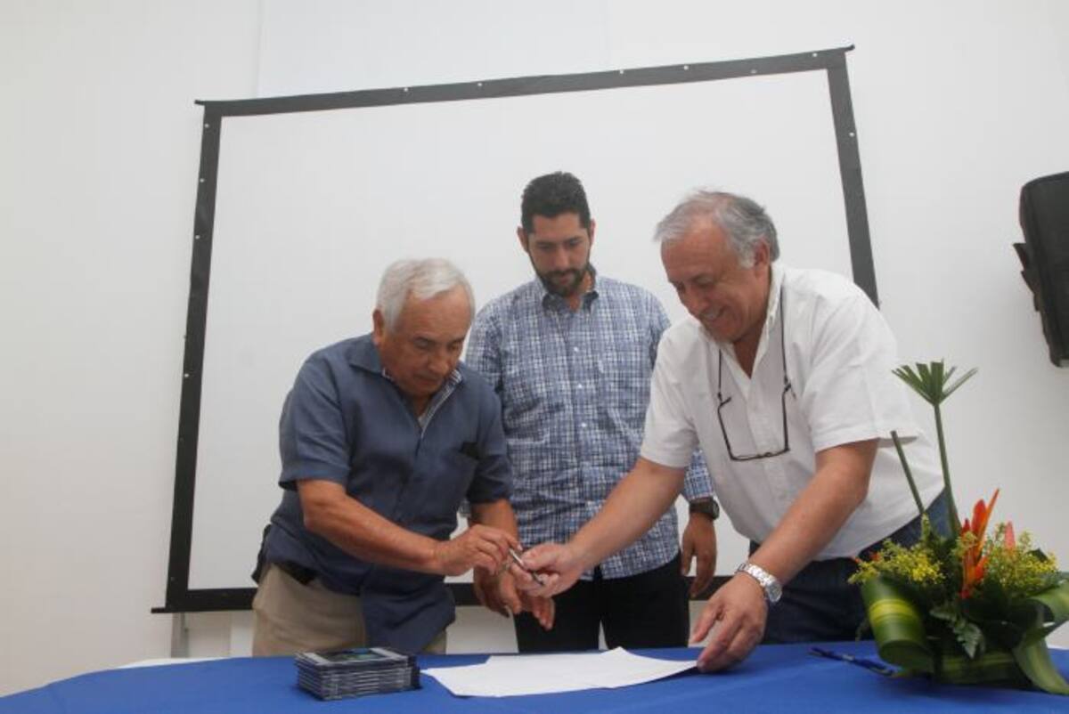 Capitán Alfonso salas, gerente de la Sociedad Portuaria Regional de Cartagena, con el alcalde de Cartagena Dionisio Vélez y Luis Fernando Arboleda, presidente de Findeter, firmaron un convenio de colaboración del Plan Diamante. JULIO CASTAÑO - EL UNIVERSAL
