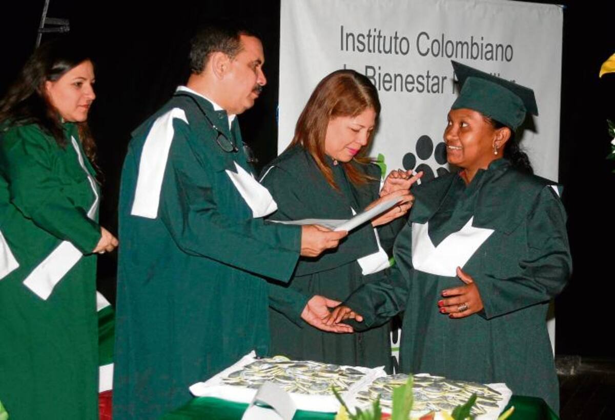 Las madres comunitarias recibieron sus diplomas de manos del director del Sena, Marcos Gómez, y funcionarios del ICBF. MANUEL SANTIAGO PÉREZ/EL UNIVERSAL/