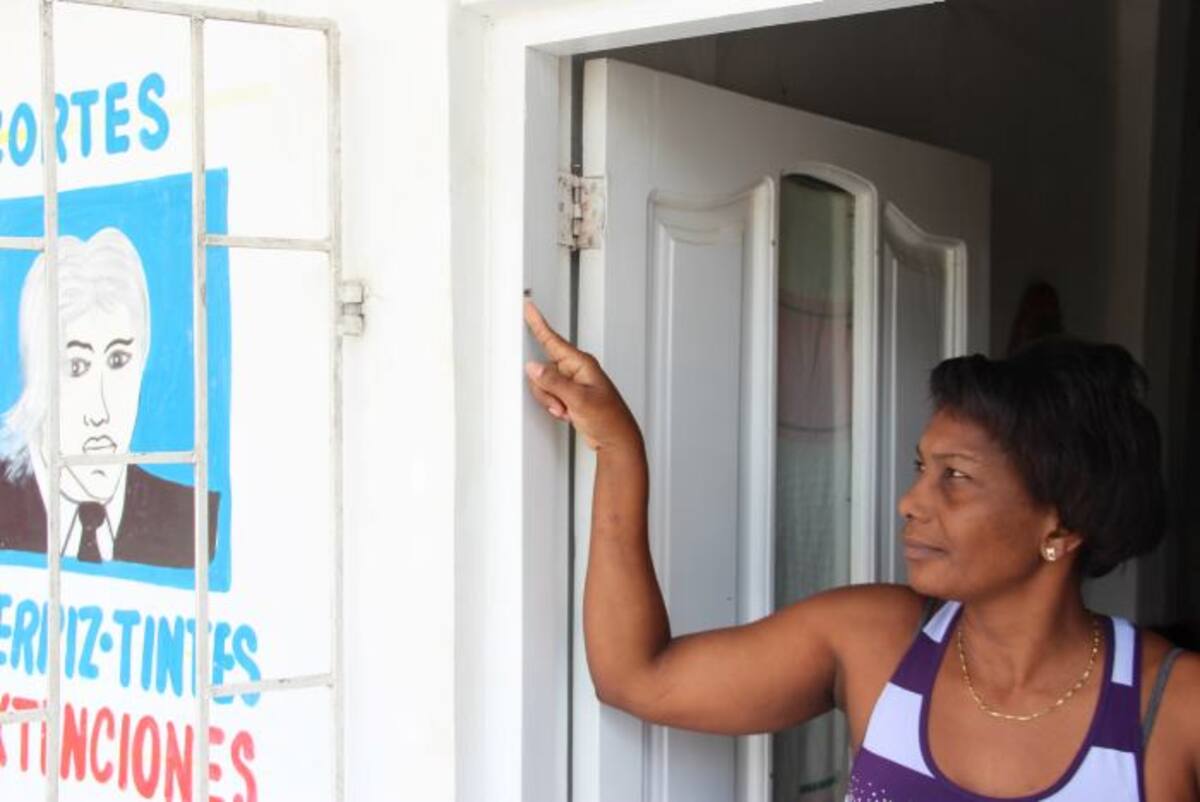 Ocaris muestra un agujero en la puerta de su casa, donde presuntamente impactó uno de los disparos hechos por los policías el 12 de noviembre de este 2012. ElUniversal.com.co