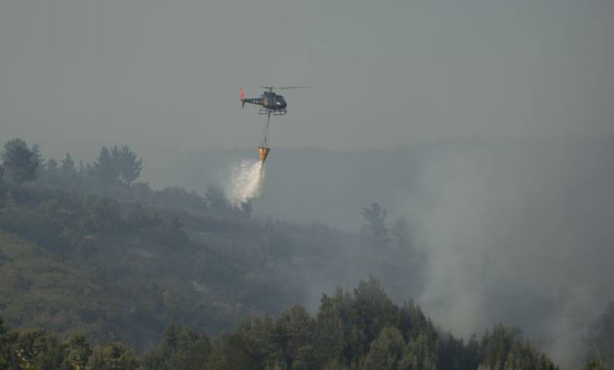Bomberos, intentan calmar el incendio en Valparaíso Chile. AFP VLADIMIR RODAS