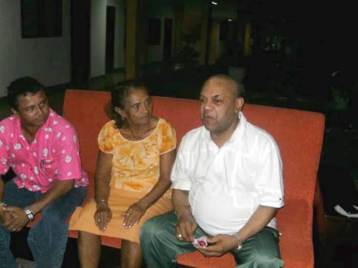 Álvaro José el ‘Joe’ Arroyo en su último encuentro en 2011 con Acela Arrieta, otra de sus madres de crianza en Sincelejo, quien fue sepultada ayer.