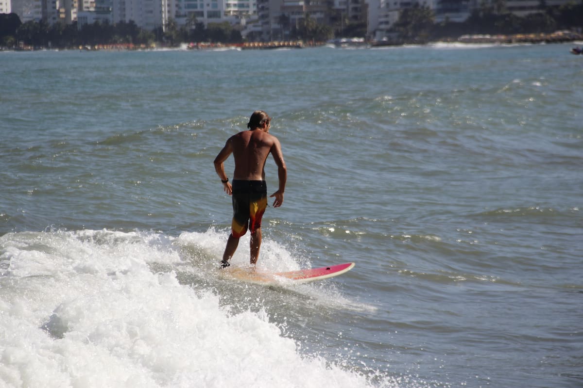 Aunque las olas en Cartagena no son muy grandes, algunos sorfistas aprovechan para practicar en ella. EL UNIVERSAL