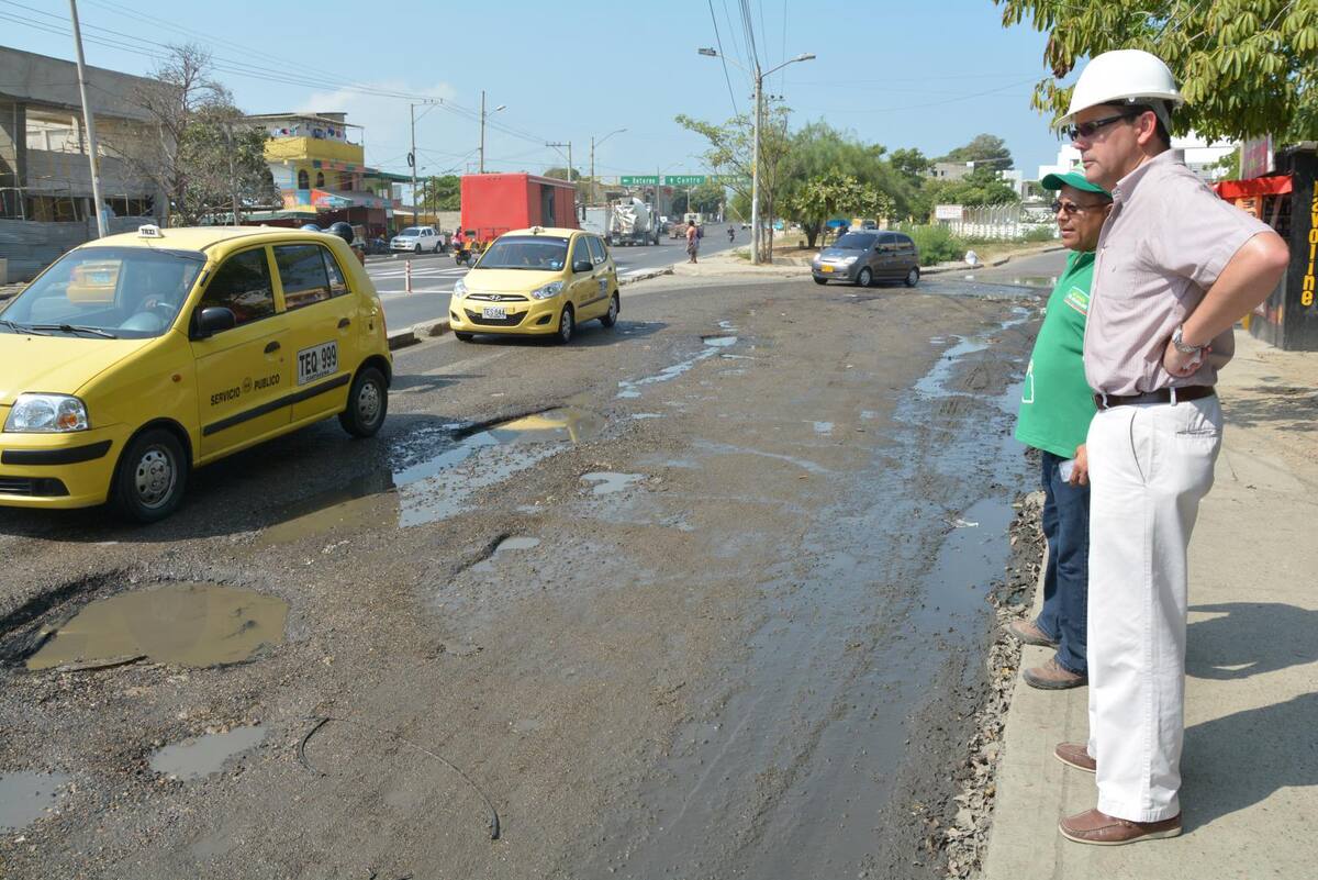 La Secretaría de Infraestructura durante la inspección a la Transversal 52. CORTESÍA