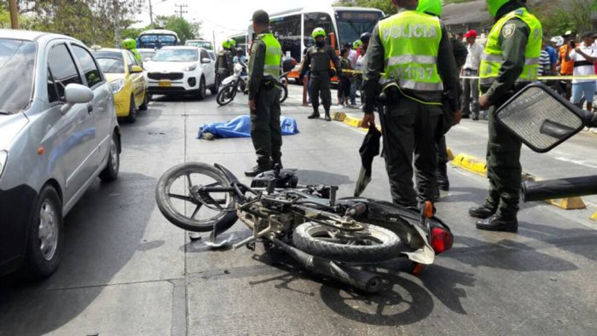 El mototaxista Humberto Paternina Mercado habría hecho una maniobra prohibida en la avenida Pedro de Heredia y un bus de Transcaribe lo arrolló, matándolo en el acto.