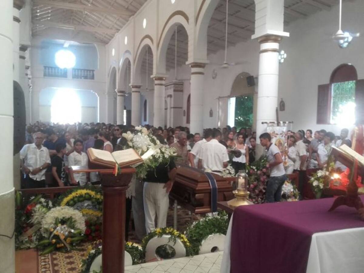 Al sepelio asistieron familiares y amigos de Emiro Cerro quienes dieron una emotiva despedida a uno de los más conocidos ganaderos de la región sucreña.