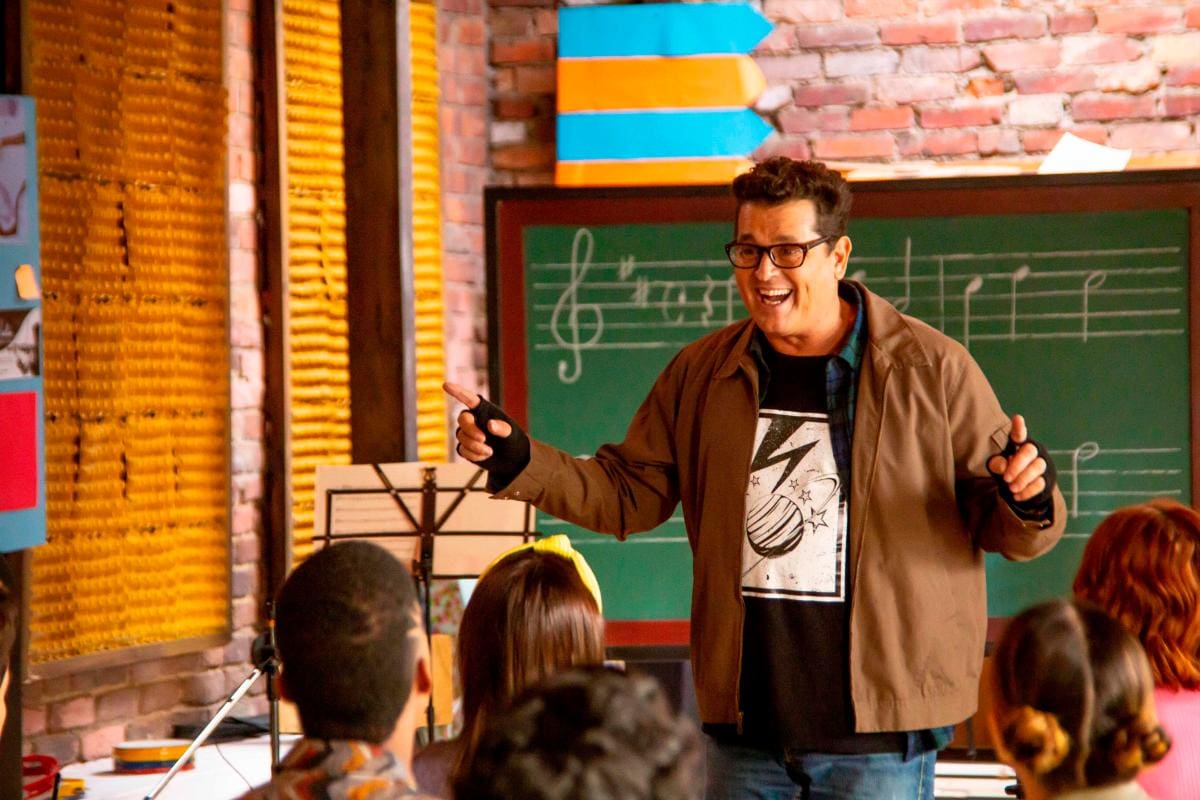 Así suena la primera canción de Carlos Vives para su serie de Disney+