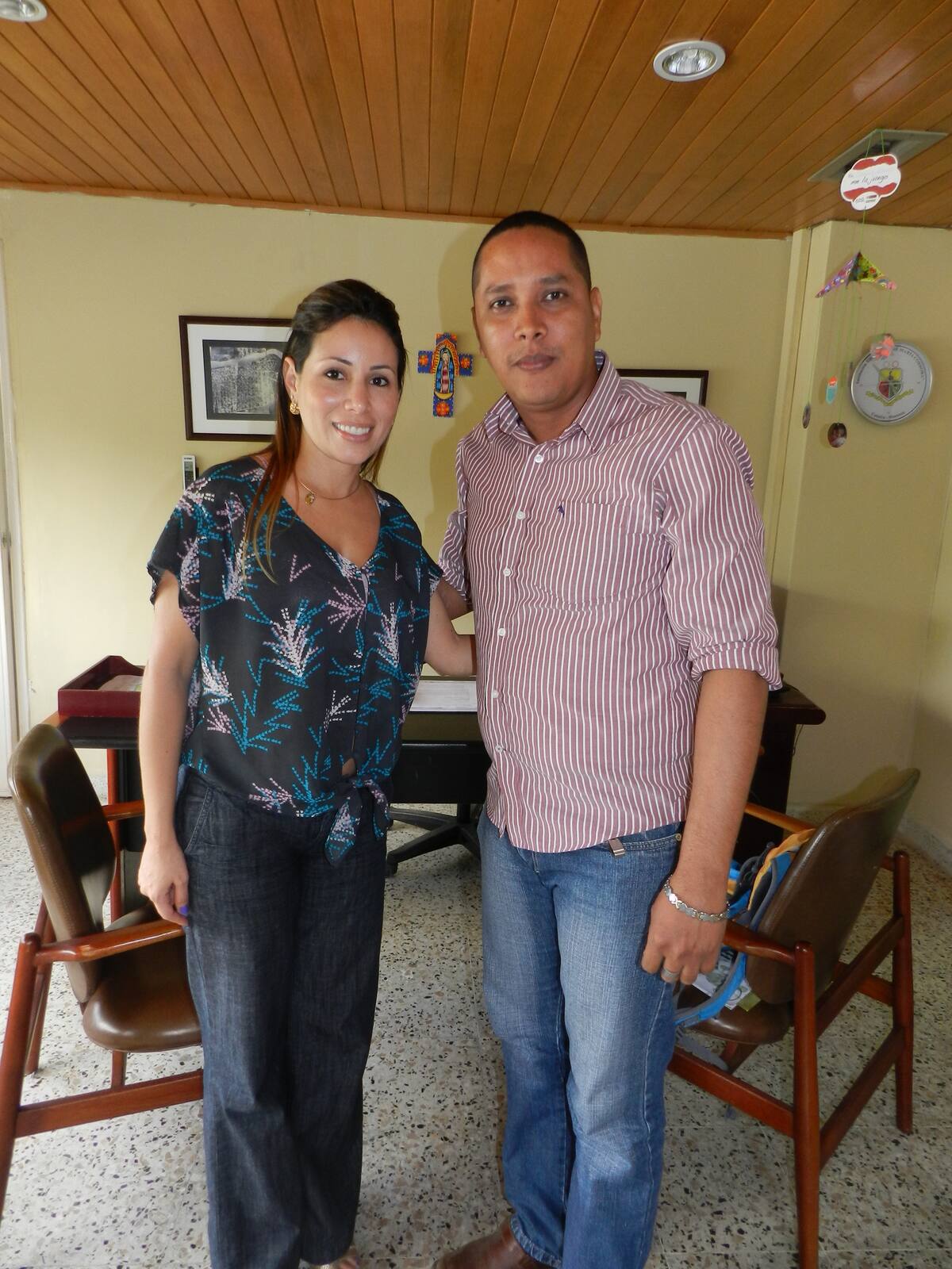 El docente innovador Arnulfo Estrada Martínez junto a la secretaria de educación Catalina Mariño. Cortesía