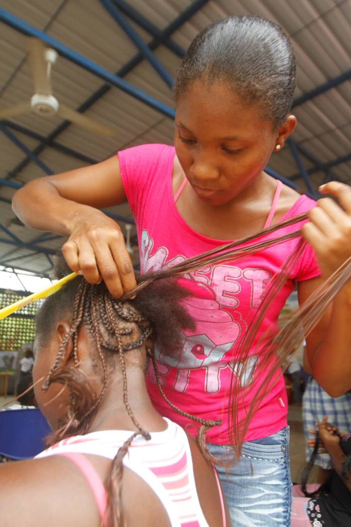Taller de peinados, a cargo de María Reyes. JULIO CASTAÑO - EL UNIVERSAL