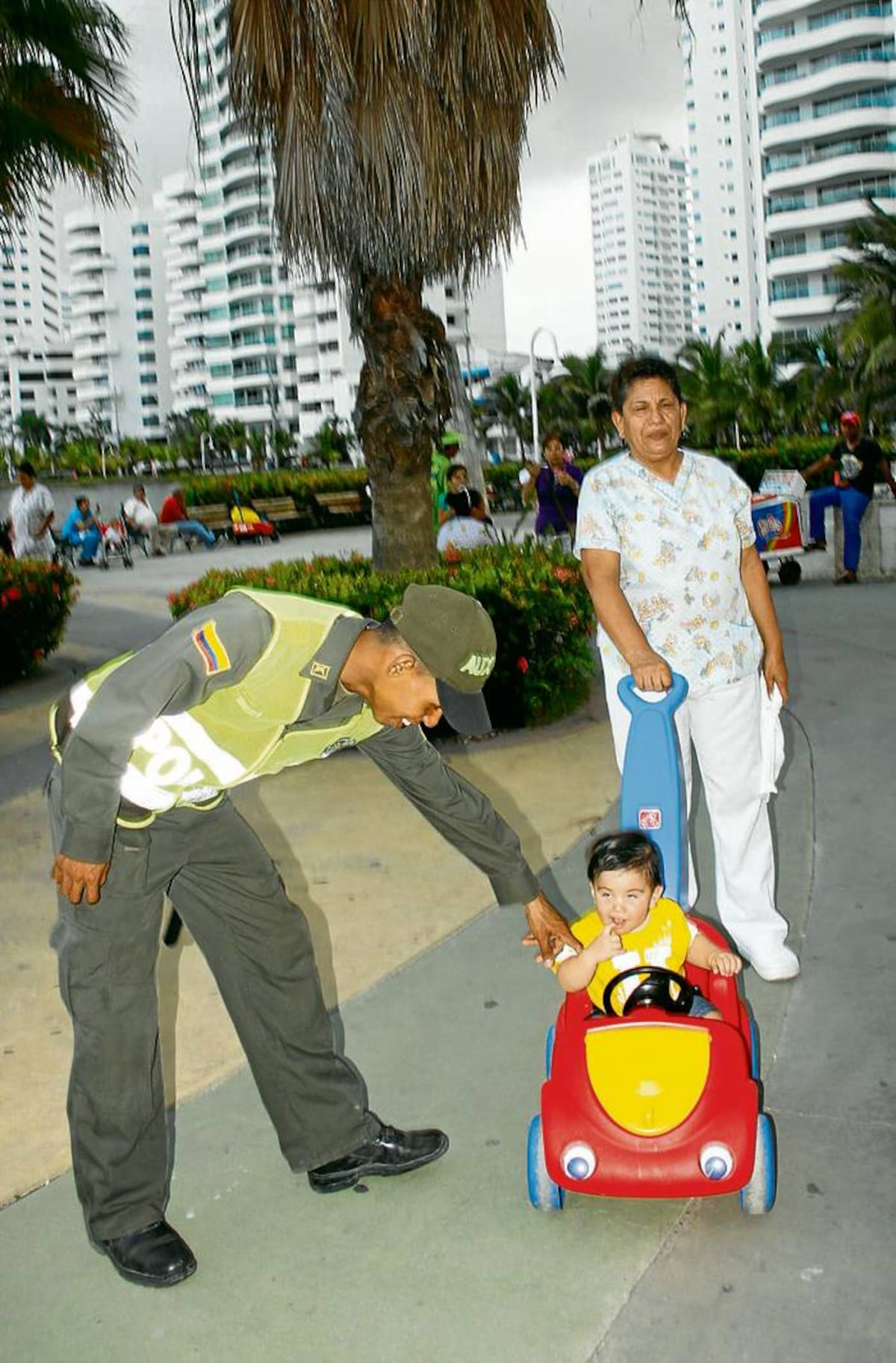 Luis Armando Manjarrés Vitola, el auxiliar bachiller de la Policía, en el Paseo Peatonal de Bocagrande.