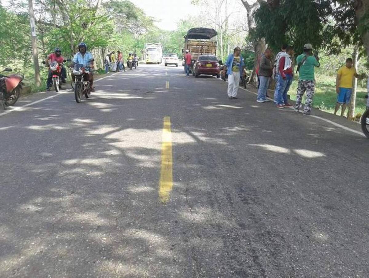 Decenas de personas se acercan al lugar del accidente. Yessica Rivera
