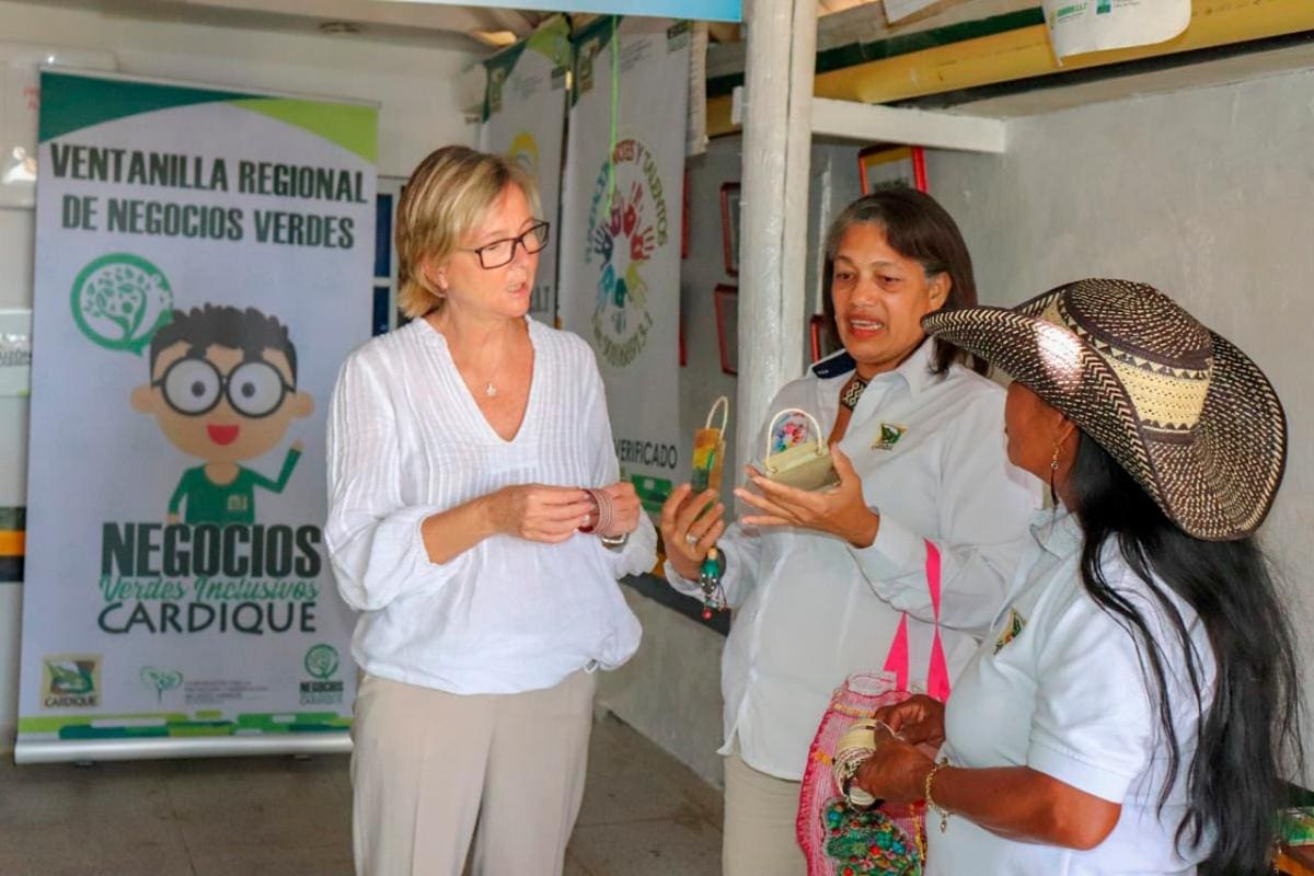 Patricia Llombart, embajadora de la Unión Europea, durante su visita a la corporación para conocer las iniciativas de negocios verdes. //CORTESÍA.