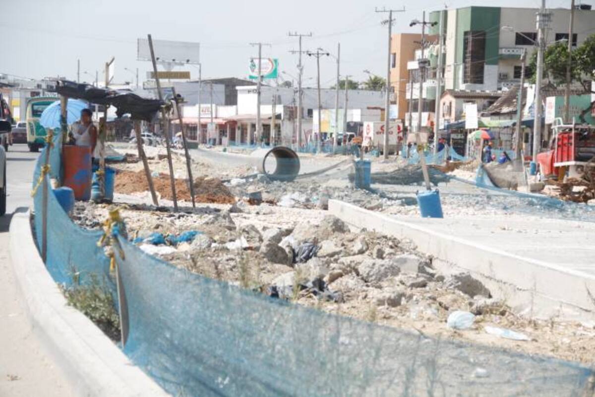 Los frentes de trabajo abandonados del tramo 5A son usados por algunas personas para arrojar basura, escombros y otros desechos, que además de contaminación, generan riesgo para quienes caminan por estos sectores. ÓSCAR DÍAZ ACOSTA - EL UNIVERSAL