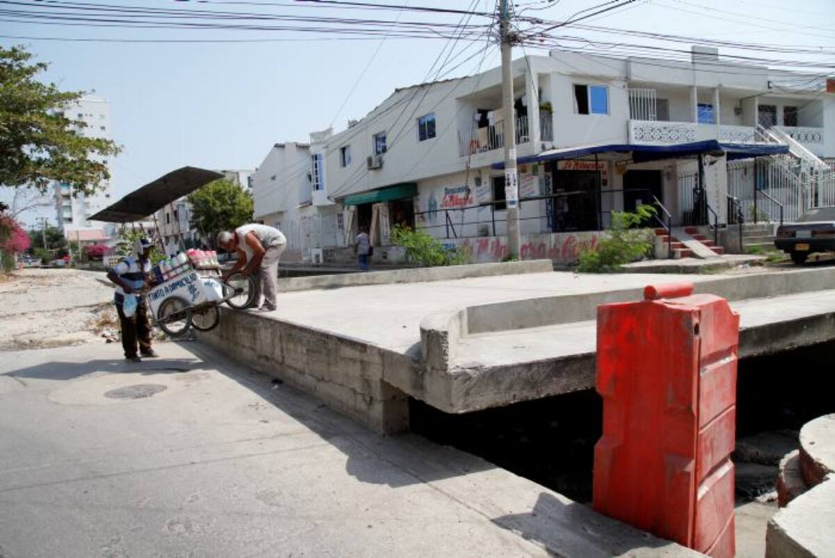 Por la altura del puente, es muy difícil la movilización sobre este para transeuntes y todo tipo de vehículos. De eso se vienen quejando los vecinos hace años. Aroldo Mestre-El Universal