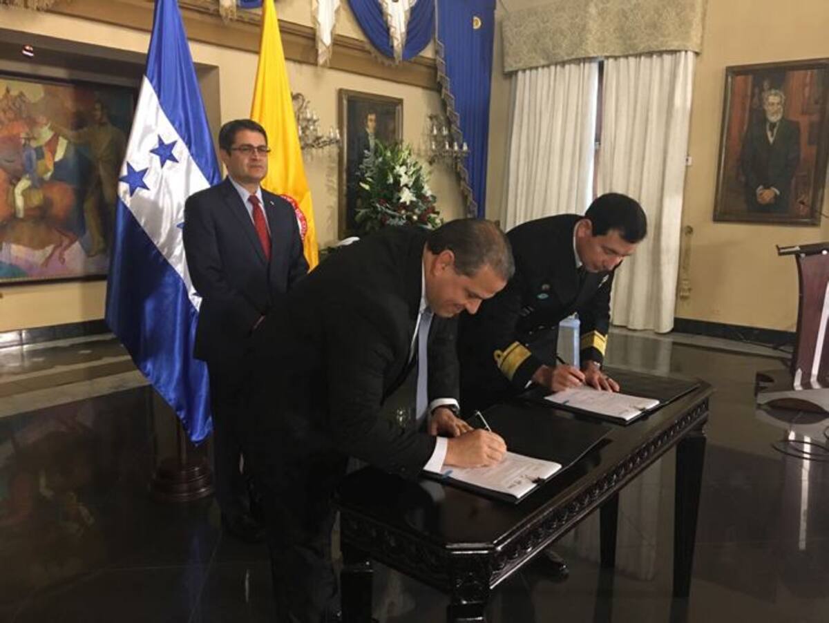 Firma del contrato entre Colombia y Honduras.