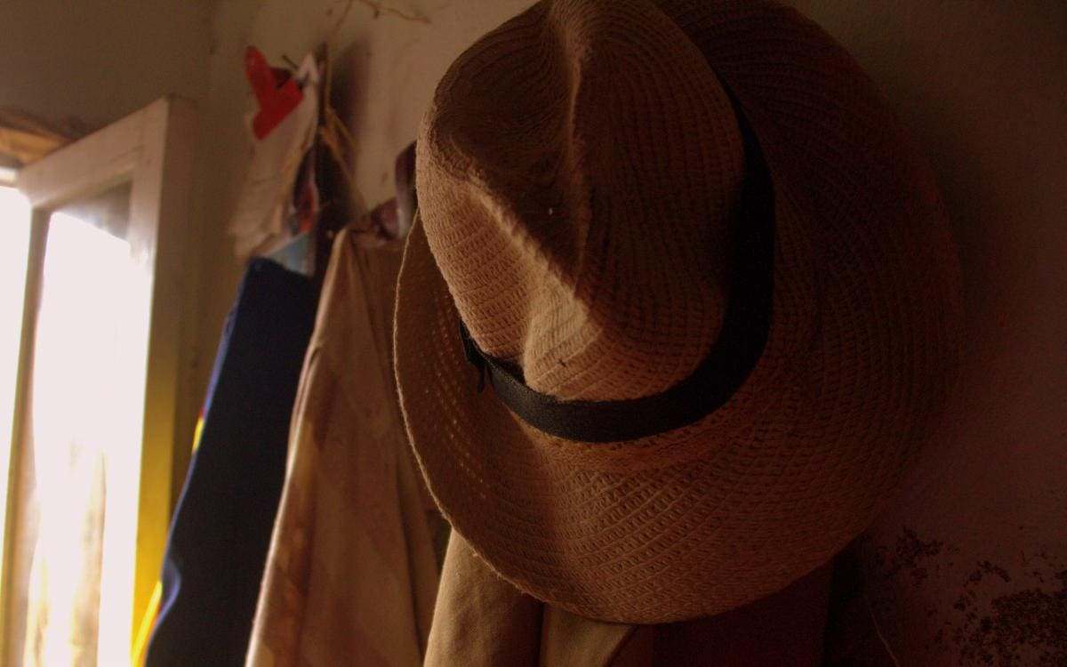 El sombrero de Bernardo ahora está colgado en la pared.