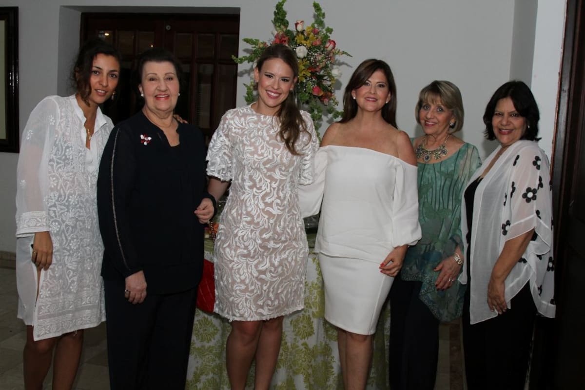 Daniela Padilla, Miriam Román de Mainero, Paola Mainero Marmolejo, Claudia Marmolejo de Liévano, Julita Marmolejo de Garay y Silvana Mainero.