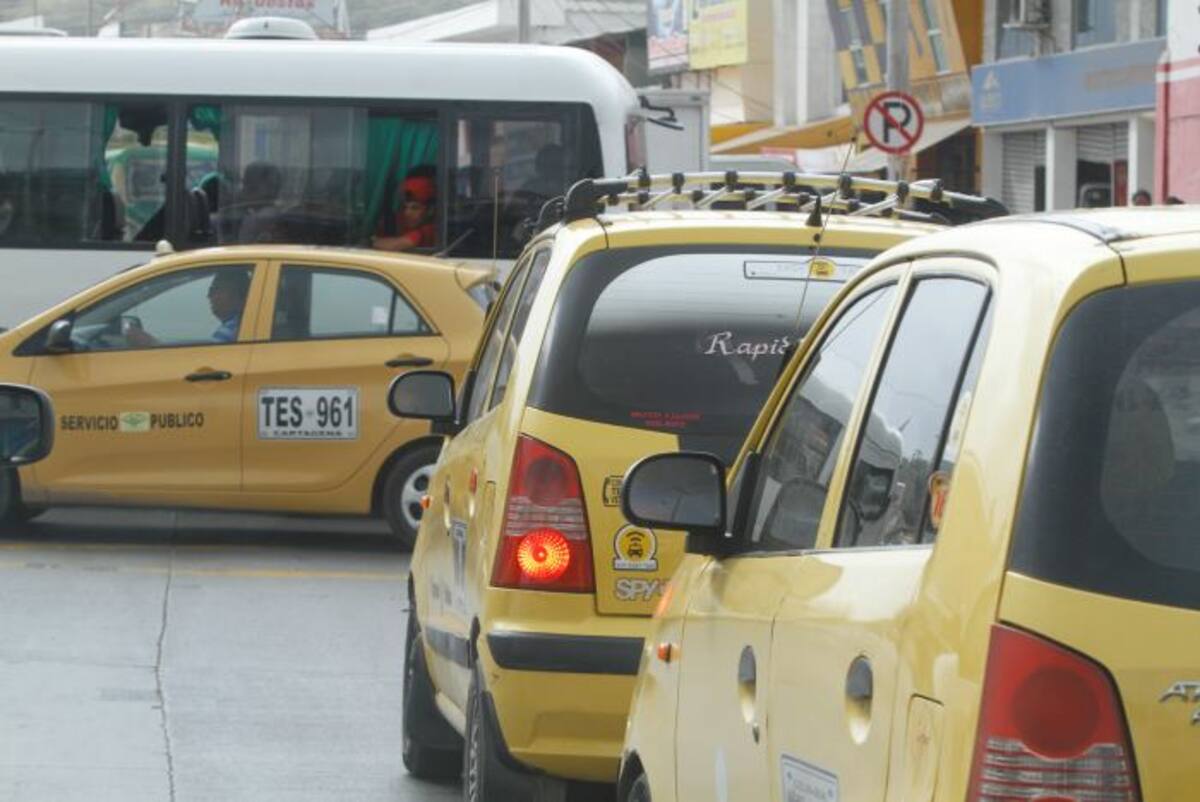 Desde finales de este año se implementará el taxímetro en la ciudad. Con esto se espera garantizar que los conductores cobren lo justo y que los usuarios sepan con certeza cuánto cuesta el recorrido que hicieron. JULIO CASTAÑO-EL UNIVERSAL