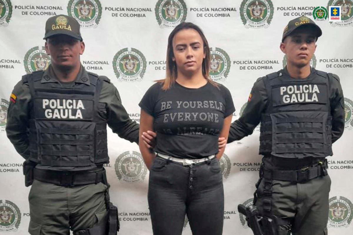 Mujer cobraba dinero de extorsiones que hacían desde las cárceles del país