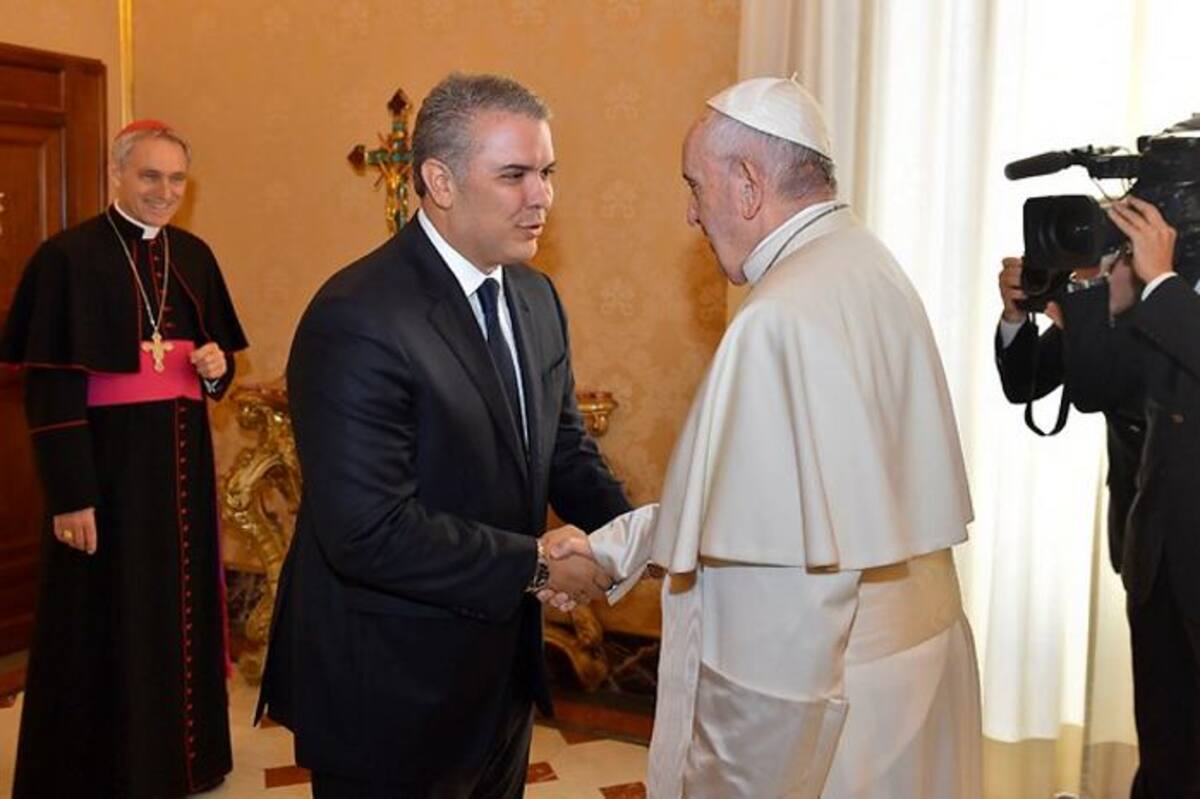 "Deseo que sus dos manos sean como estas dos ramas, que unan Colombia y solucionen esta veta tan dura que fueron los cincuenta años...", le dijo Francisco a Iván Duque. Colprensa