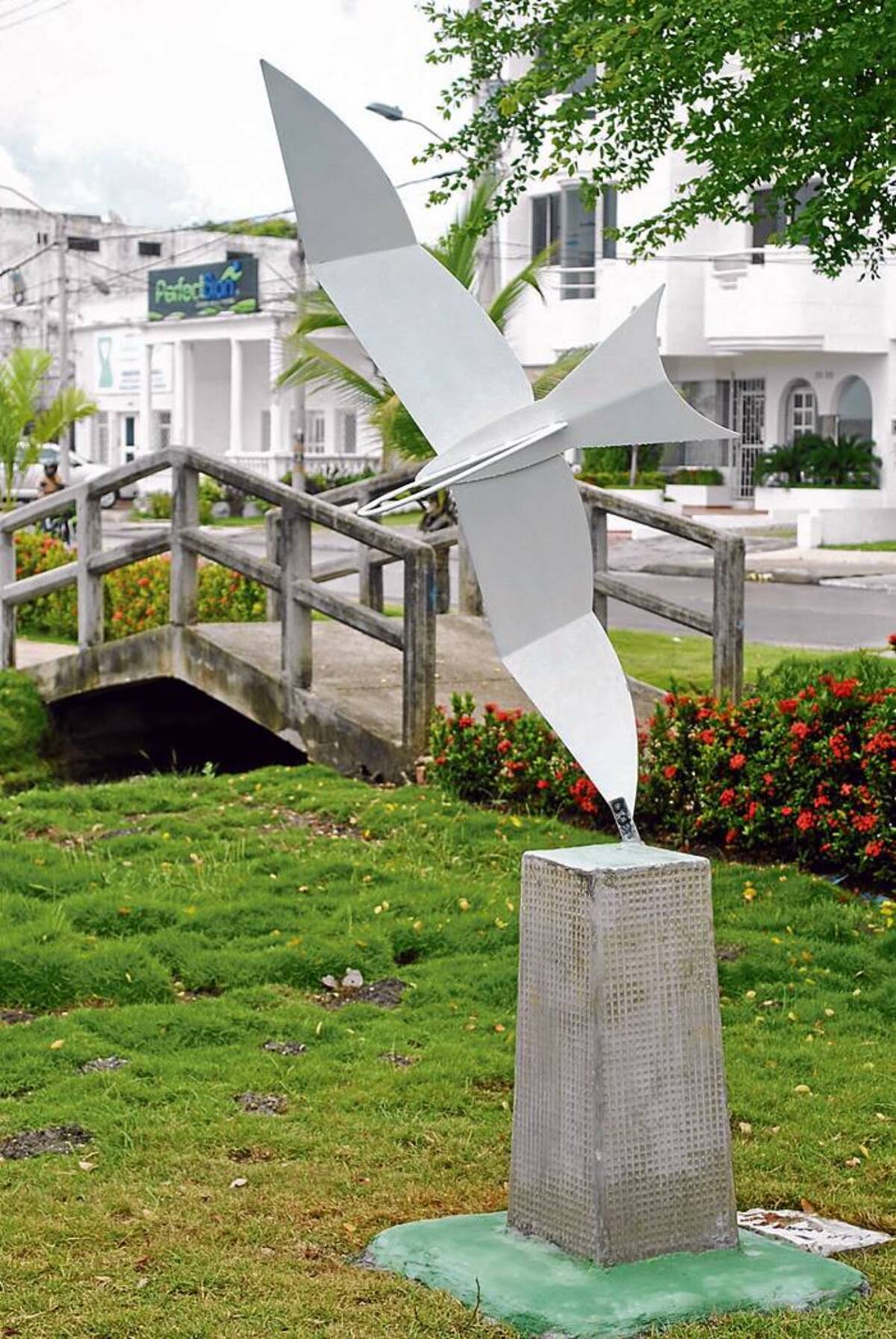 Esta escultura es la más reciente creación de Hernando Trucco y se la regaló al barrio Manga. Con ella le rinde homenaje a la paz y a los héroes militares y de Policía caídos en combate.