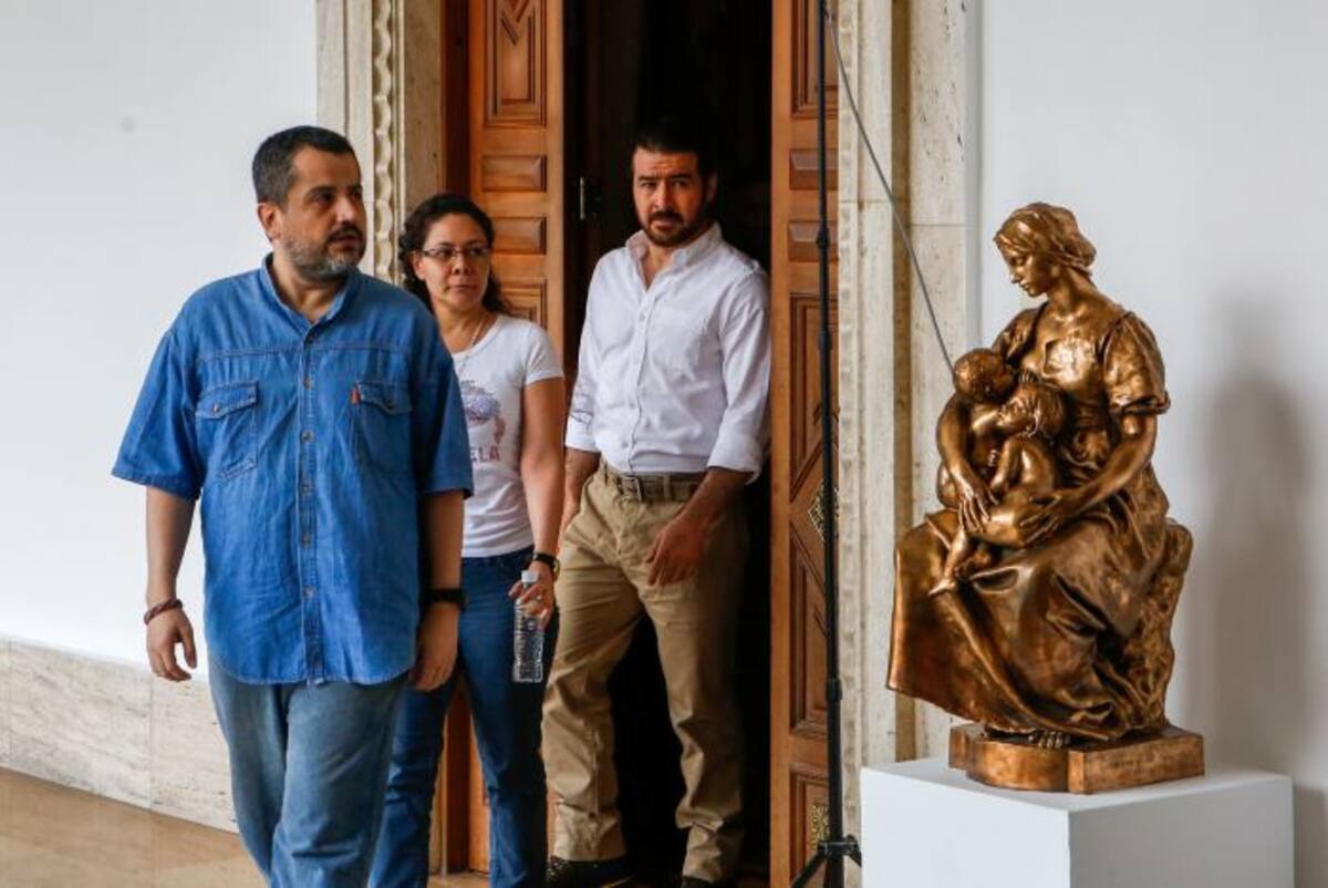 El ex alcalde opositor de San Cristóbal Daniel Ceballos (c) camina junto a otros detenidos políticos. EFE