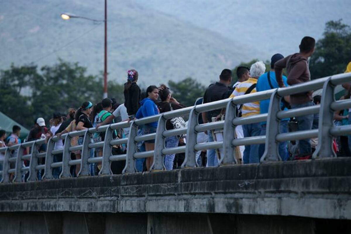 En el Puente Internacional Simón Bolívar hubo represamiento de un grupo de viajeros. Colprensa.