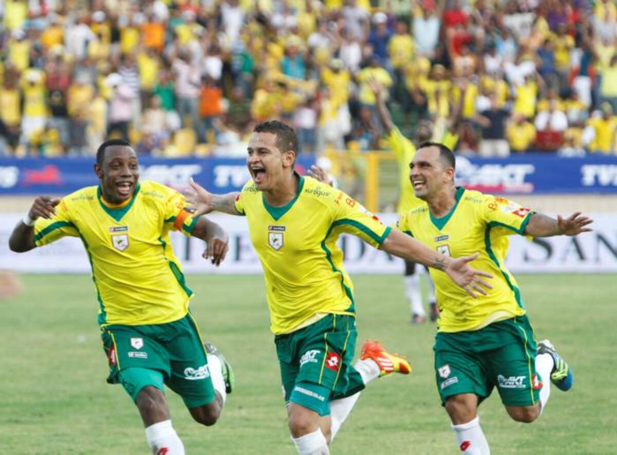 Donald Millán (centro) celebra el gol con el que Real Cartagena venció 2-1 a Atlético Junior. A la izquierda, Gonzalo Martínez y a la derecha Hayder Palacios en la celebración. Julio Castaño/El Universal