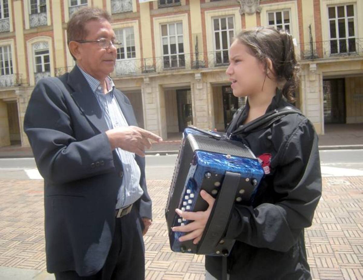 Su padre, un veterano contador ha sido su gran impulsador para que ella sume y sume victorias en su corta carrera como acordeonera.