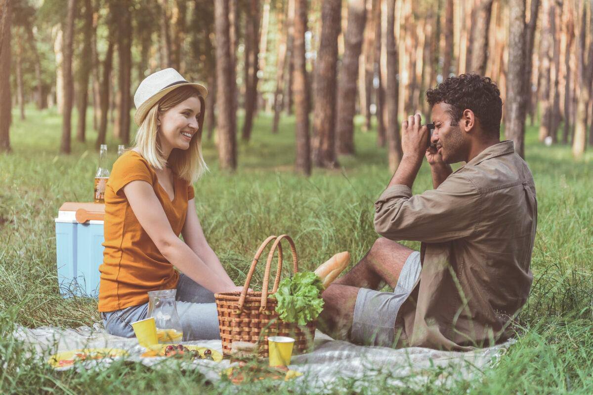 ¿Cómo el ambientalismo impacta las relaciones románticas?
