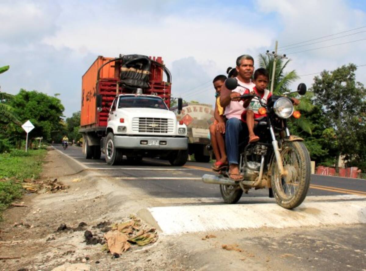 El motociclista transporta con sobrecupo y sin protección a varios niños. El peligro es mayor cuando trata de cruzar por encima del resalto arbitrario que construyeron en Malagana. LUIS APARICIO - EL UNIVERSAL
