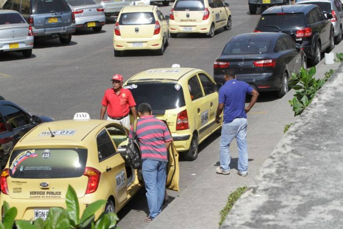 Según los ciudadanos, los taxistas ya están cobrando hasta $7 mil por la mínima a pesar de que no se ha expedido un decreto con los nuevos costos de los recorridos. Julio Castaño.