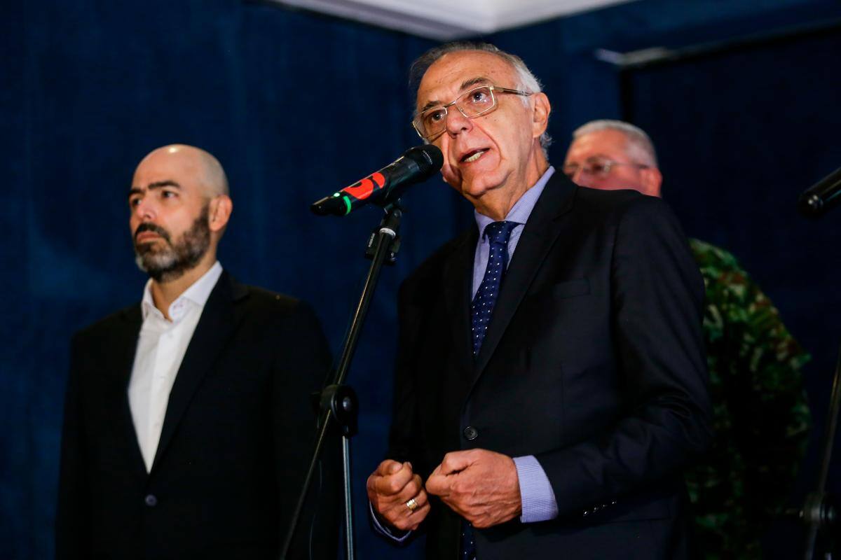 Gobierno no descarta retomar bombardeos tras ataques del Clan del Golfo