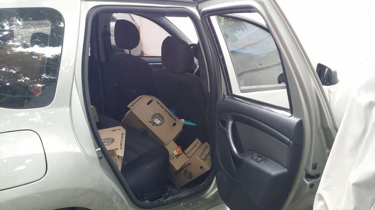 Un usuario del Napoleón Perea denunció el supuesto robo de 2 computadores portátiles y 3 bolsos que estaban al interior de su vehículo, parqueado en las instalaciones del centro recreacional. Cortesía.