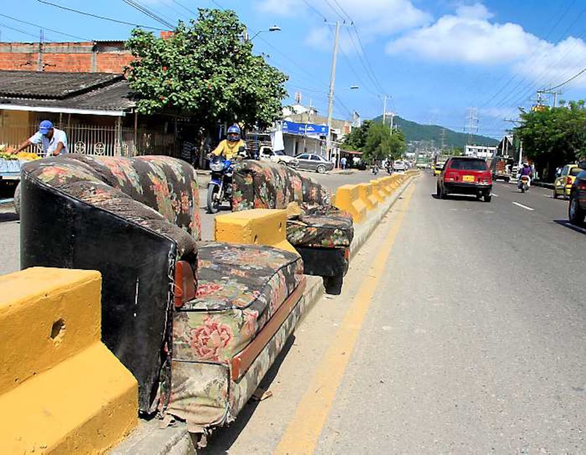 Muebles abandonados en separador de la Avenida Crisanto Luque. LUIS EDUARDO APARICIO - EL UNIVERSAL