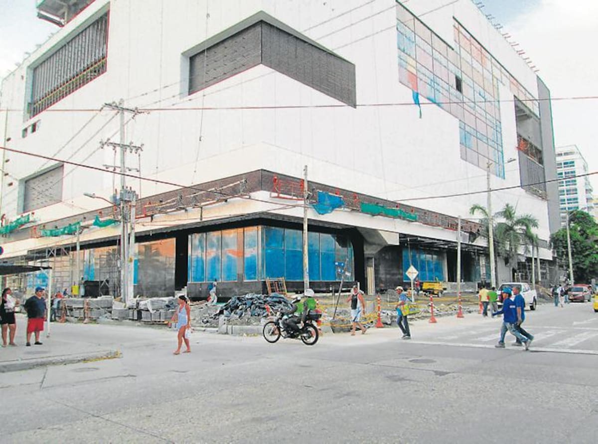 Los vendedores que estaban en el sector donde se construye Nao Fun Shopping se retiraron para darle paso al ambicioso proyecto comercial mixto. PEDRO TORRES, GENTE BAHÍA - EL UNIVERSAL
