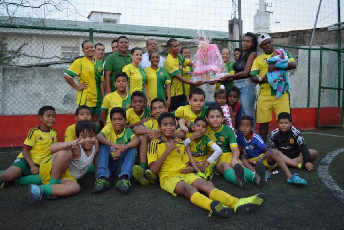 La Escuela de Fútbol Independiente Cartagena agasajó al profesor William Cogollo y a su esposa Yina Luz García (a la derecha), por la llegada de un nuevo miembro a la familia.