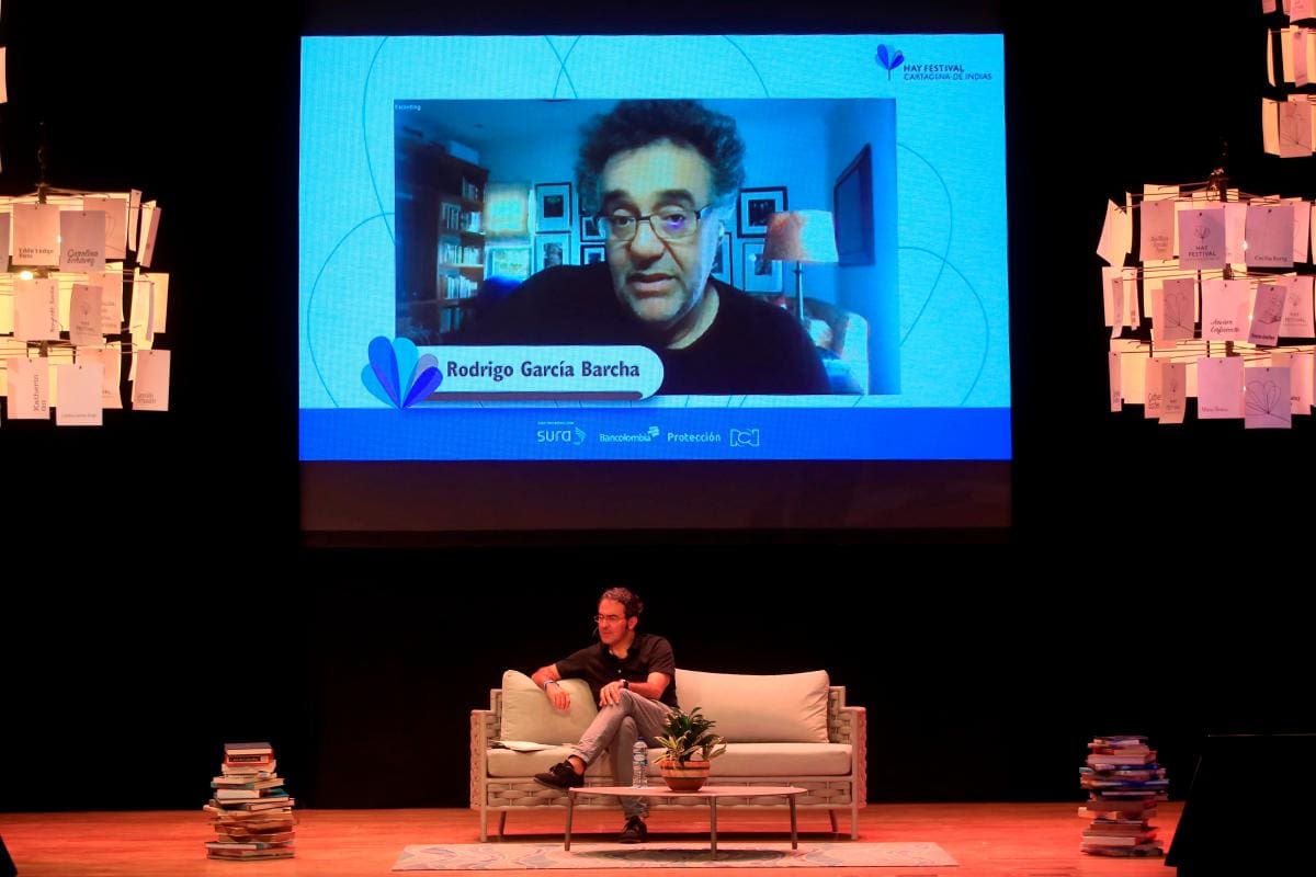 Rodrigo García Barcha participó en Hay Festival 2022, que se realizó hasta el domingo 30 de enero. Aquí, participa de forma virtual en una charla con Juan Gabriel Vásquez.//Foto: RICARDO MALDONADO ROZO - Efe.